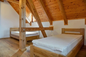 levá část chalupy - ložnice se 2 lůžky v podkroví