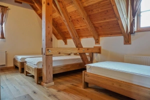 levá část chalupy - ložnice se 3 lůžky v podkroví