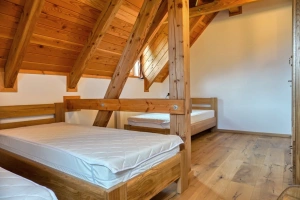 levá část chalupy - ložnice se 3 lůžky v podkroví