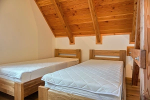 levá část chalupy - ložnice se 3 lůžky v podkroví