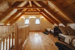 otevřená průchozí ložnice se 2 lůžky v podkroví