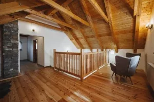 otevřená průchozí ložnice se 2 lůžky v podkroví
