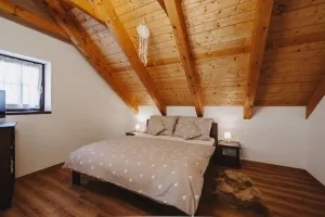 samostatná ložnice s dvojlůžkem v podkroví