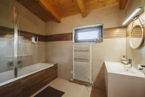 koupelna s vanou a umyvadlem v podkroví