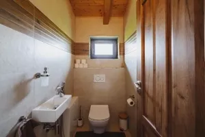 samostatné WC v podkroví