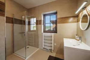 koupelna se sprchovým koutem, umyvadlem a WC