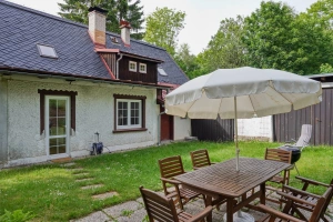 zahradní nábytek se slunečníkem a gril