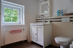 koupelna s vanou, umyvadlem a WC