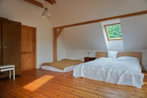 ložnice s dvojlůžkem a matrací (šířka 140 cm – přistýlka pro 2 osoby)