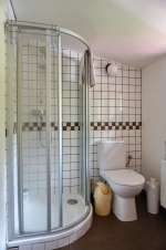 koupelna se sprchovým koutem, umyvadlem a WC