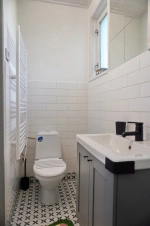 koupelna se sprchovým koutem, umyvadlem a WC