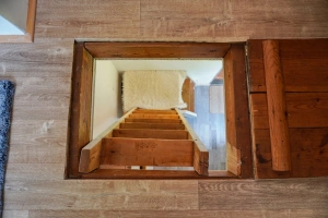 příkré schody do podkroví