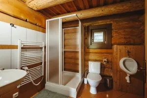 koupelna se sprchovým koutem, umyvadlem, WC a pisoárem