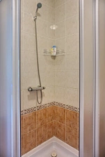 koupelna se sprchovým koutem, umyvadlem a WC u bazénu