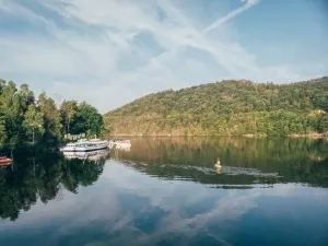 kotviště s houseboatem