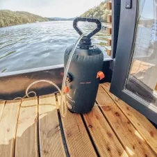 mobilní sprcha s ruční tlakovou pumpou na 12 l vody 