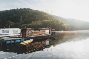 houseboat Slapy nabízí pronájem pro max. 2 dospělé osoby a 2 děti do 12 let