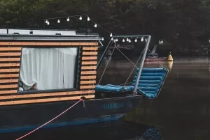 závěsné houpací křeslo na přídi