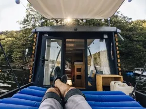 závěsné houpací křeslo na přídi