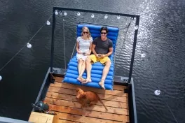 závěsné houpací křeslo na&nbsp;přídi