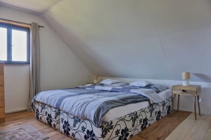 ložnice s dvojlůžkem a 2 lůžky v podkroví