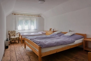 ložnice s dvojlůžkem a lůžkem v podkroví