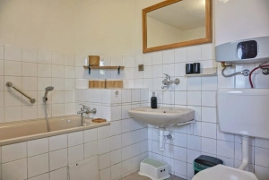 koupelna s vanou, umyvadlem a WC