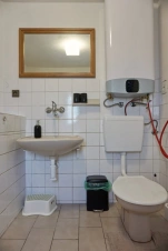 umyvadlo a WC v koupelně