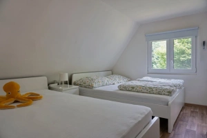 ložnice se 2 dvojlůžky v podkroví