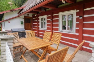 terasa se zahradním nábytkem a grilem