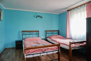ložnice se 2 lůžky, křesly a TV