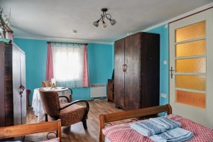 ložnice se 2 lůžky, křesly a TV