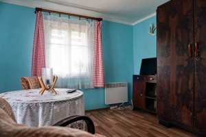 ložnice se 2 lůžky, křesly a TV