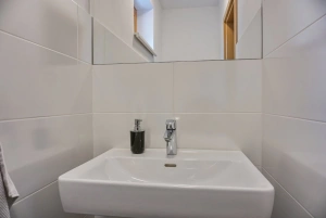 umyvadlo u samostatného WC