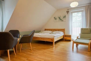 ložnice s dvojlůžkem a 2 lůžky v podkroví