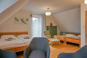 ložnice s dvojlůžkem a 2 lůžky v podkroví