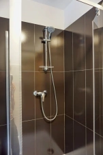 koupelna se sprchovým koutem, umyvadlem a WC u ložnice s dvojlůžkem a 2 lůžky v podkroví