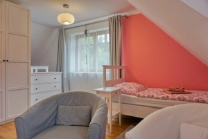 ložnice s dvojlůžkem a 2 lůžky v podkroví