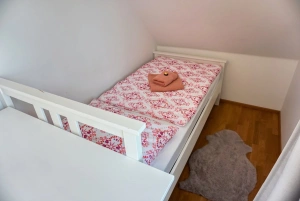ložnice s dvojlůžkem a 2 lůžky v podkroví