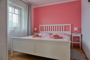 ložnice s dvojlůžkem a 2 lůžky v podkroví