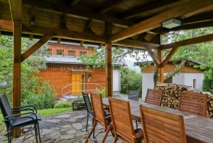 pergola se zahradním nábytkem a přenosným grilem