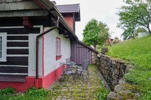 terasa se zahradním nábytkem a zahradním krbem