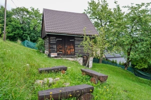 ohniště s lavičkami