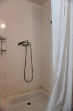 koupelna se sprchovým koutem, umyvadlem a WC