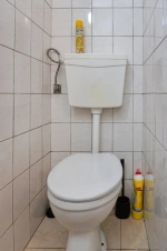 koupelna se sprchovým koutem, umyvadlem a WC