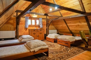 ložnice se 4 lůžky a sedací soupravou