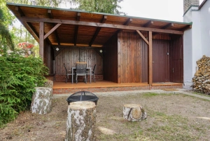 pergola s venkovním posezením a přenosné ohniště s roštem