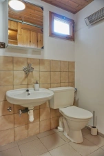 samostatné WC s umyvadlem