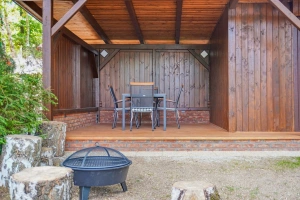 pergola s venkovním posezením a přenosné ohniště s roštem