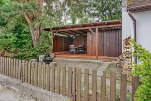 pergola s venkovním posezením a přenosné ohniště s roštem